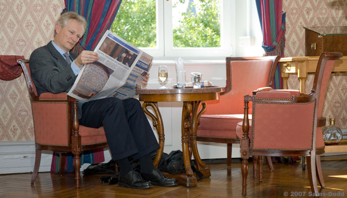Hunden med på restaurant. En velopdraget og lydig hund kan komme med mange steder og dette giver mulighed for mange fælles oplevelser. Ved at starte opdragelsen og uddannelsen tidligt bliver det naturligt for hunden at opfører sig pænt og at lystre. Man gør derfor hunden en tjeneste ved at opdrage den, idet man derved kan give den et rigere liv. 