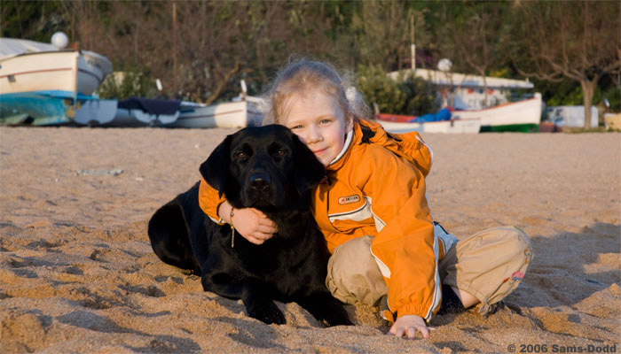 Pige med labrador retriever. Hunden er opdraget af Jeanette med basis i hendes træningssystem. Systemet bygger på tilpasning af træning og uddannelse til hvalpens naturlige udvikling. Træningen er baseret på leg med regler, samt klikkertræning, shaping og andre posive metoder. 