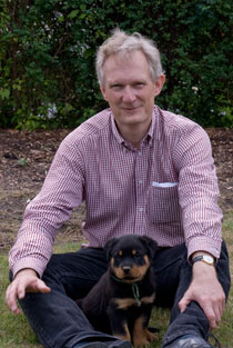 Frank Sams-Dodd med rottweiler hvalp