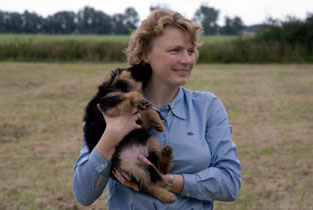 Jeanette Sams-Dodd med schæfer hvalp.